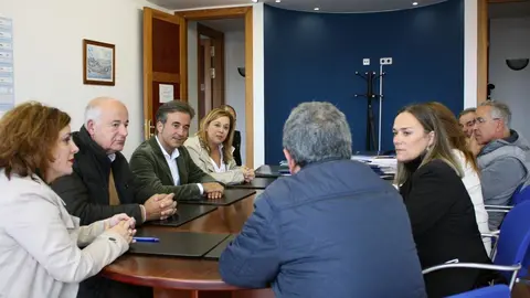 Encuentro del cabeza de lista del PP de Cantabria al Congreso de los Diputados, Diego Movell&aacute;n (PP), con miembros de la Cofrad&iacute;a de Pescadores de San Vicente de la Barquera