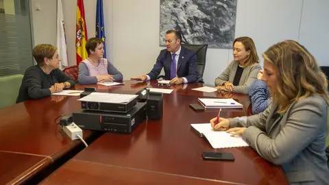 El consejero de Desarrollo Rural, Ganader&iacute;a, Pesca, Alimentaci&oacute;n y Medio Ambiente, Guillermo Blanco, con representantes de UGT