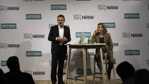 El director general de Nestl&eacute; Espa&ntilde;a, Jacques Reber, y la directora de Comunicaci&oacute;n, Neus Mart&iacute;nez, presentan los Compromisos Globales de Nestl&eacute; con la Tierra, en rueda de prensa en Madrid el 22 de octubre de 2019