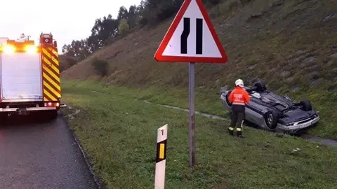 Veh&iacute;culo volcado en Ambrosero (B&aacute;rcena de Cicero)