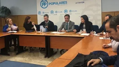 Reuni&oacute;n de la portavoz de Interior del PP en el Congreso, &Aacute;na V&aacute;zquez; de los candidatos del PP de Cantabria al Congreso y Senado, Diego Movell&aacute;n y Javier Puente, respectivamente, y otros miembros del partido con representantes de sindicatos de Polic&iacute;a