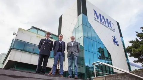 El vicepresidente del Gobierno de Cantabria y consejero de Universidades, Igualdad, Cultura y Deporte, Pablo Zuloaga, con el comandante naval de Santander, Carlos Bonaplata, y el director del Museo Mar&iacute;timo del Cant&aacute;brico, Gerardo Garc&iacute;a-Castrillo Ries