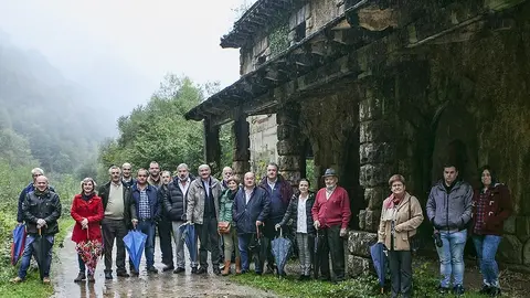 Los candidatos del PRC al Congreso y al Senado, Jos&eacute; Mar&iacute;a Maz&oacute;n y Fernando Fern&aacute;ndez, con cargos regionalistas en la estaci&oacute;n de Yera en el T&uacute;nel de la Enga&ntilde;a