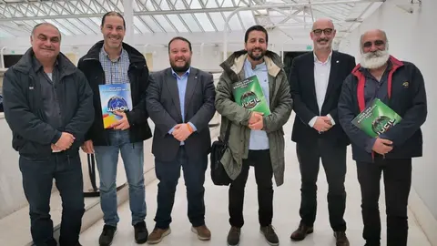 El candidato de Cs Cantabria al Congreso, Rub&eacute;n G&oacute;mez, y el portavoz parlamentario, F&eacute;lix &Aacute;lvarez, con miembros de los sindicatos JUSAPOL, JUCIL y JUPOL