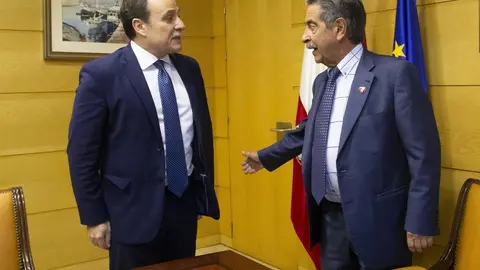 El presidente de Cantabria, Miguel &Aacute;ngel Revilla, con el embajador de Cuba en Espa&ntilde;a, Gustavo Mach&iacute;n