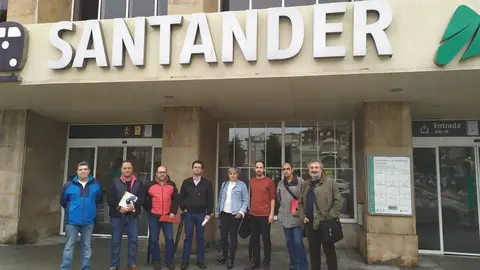 Candidatos de Podemos con representantes del comit&eacute; de empresa de Renfe