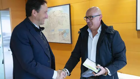 El consejero de Obras P&uacute;blicas, Ordenaci&oacute;n del Territorio y Urbanismo, Jos&eacute; Luis Gochicoa, y el alcalde de Pe&ntilde;arrubia, Secundino Caso