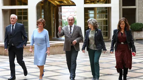 Autoridades a su llegada a la celebraci&oacute;n del d&eacute;cimo aniversario de la Ley de Servicios Sociales de Arag&oacute;n.