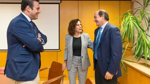 La consejera de Empleo con el presidente de la C&aacute;mara de Comercio
