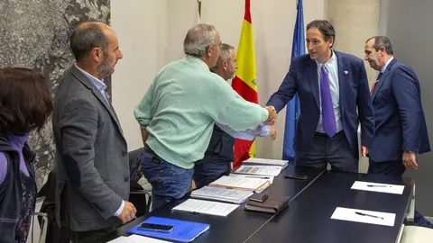 El consejero de Obras P&uacute;blicas, Ordenaci&oacute;n del Territorio y Urbanismo, Jos&eacute; Luis Gochicoa, se re&uacute;ne con representantes de la Asociaci&oacute;n de Maltratados por la Administraci&oacute;n (AMA)