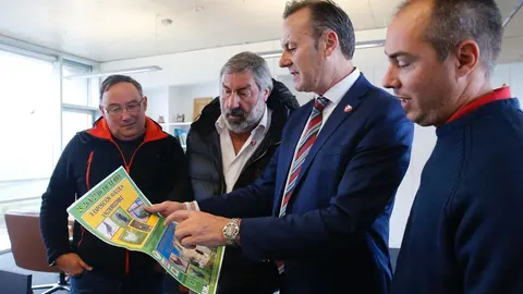 El consejero de Desarrollo Rural, Guillermo Blanco, y el alcalde de Valderredible, Fernando Fern&aacute;ndez, anuncian el concurso