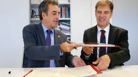 El consejero, Francisco Mart&iacute;n, y el presidente de CEOE-Cepyme, Enrique Conde, firman el convenio