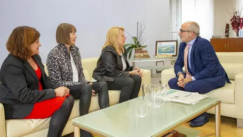 Reuni&oacute;n entre el consejero de Sanidad, Miguel Rodr&iacute;guez, y la alcaldesa de Entrambasaguas, Mar&iacute;a Jes&uacute;s Susinos