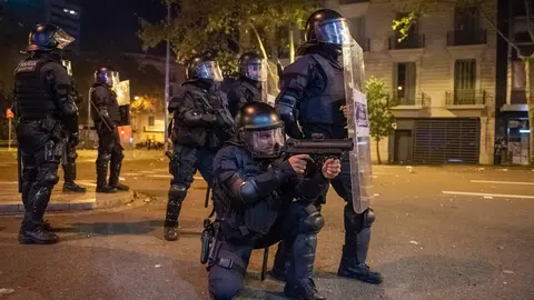 Mossos d&acute; Esquadra con pistolas de pelotas de goma durante la sexta jornada de protestas en Barcelona contra la sentencia del Supremo por el 'proc&eacute;s', en Barcelona a 19 de octubre de 2019.