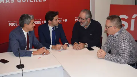 El secretario general del PSOE de Cantabria, Pablo Zuloaga, y el candidato al Congreso, Pedro Casares, se re&uacute;nen con Uni&oacute;nGC