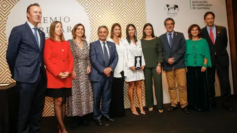 Entrega premio a Odette &Aacute;lvarez