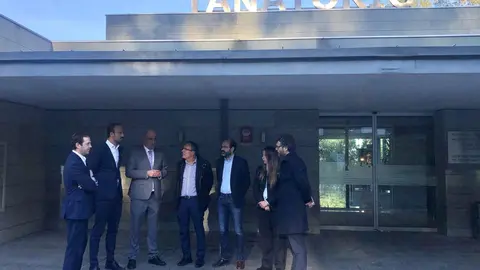 El alcalde de Torrelavega, Javier L&oacute;pez Estrada, acompa&ntilde;ado de varios concejales, visita el tanatorio R&iacute;o Cabo