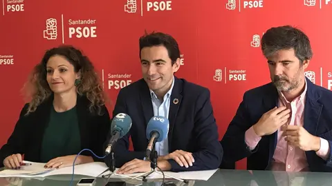 Rueda de prensa del secretario general del PSOE de Santander y portavoz municipal, Pedro Casares, junto a los concejales Ainoa Qui&ntilde;ones e N&eacute;stor Serrano