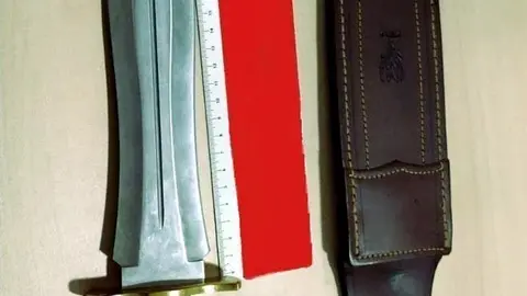 Cuchillo con el que el detenido recibi&oacute; a los agentes que acudieron a la vivienda
