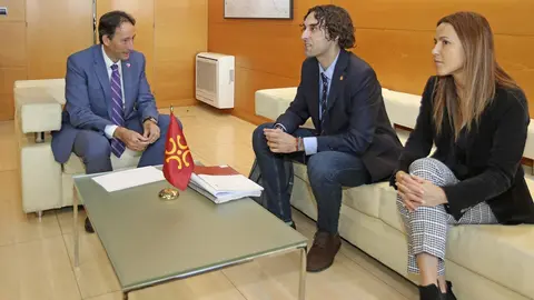 El consejero de Obras P&uacute;blicas, Ordenaci&oacute;n del Territorio y Urbanismo, Jos&eacute; Luis Gochicoa, recibe al alcalde de El Astillero, Javier Fern&aacute;ndez Sober&oacute;n