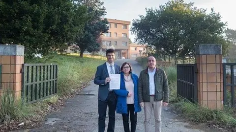 El portavoz de Cs en el Ayuntamiento de Camargo, Jos&eacute; Manuel V&iacute;a, a la entrada de las instalaciones del antiguo psiqui&aacute;trico de Parayas