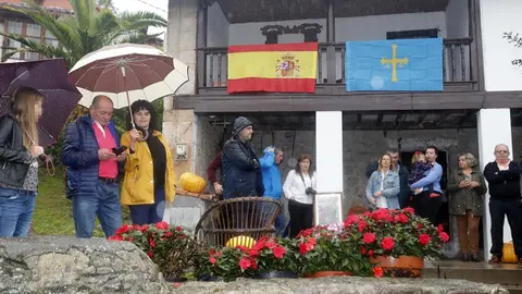 Varias personas con paraguas por la lluvia esperando la llegada de la Familia Real a Asiego, pueblo ejemplar de Asturias 2019, en Asturias (Espa&ntilde;a) el 19 de octubre.