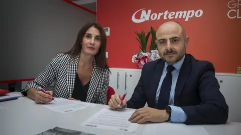 Maider Blanco, directora de la Fundaci&oacute;n Nortempo, y &Oacute;scar D&iacute;az, presidente de Aedipe Cantabria, durante la firma del convenio de colaboraci&oacute;n