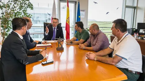 El consejero de Desarrollo Rural, Ganader&iacute;a, Pesca, Alimentaci&oacute;n y Medio Ambiente, Guillermo Blanco, se re&uacute;ne con el alcalde de Ribamont&aacute;n al Monte, Joaqu&iacute;n Arco