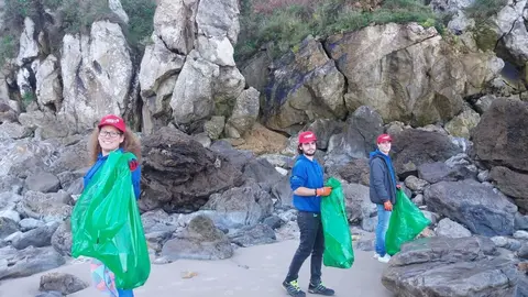 Voluntarios recogen residuos en la playa de Ami&oacute;