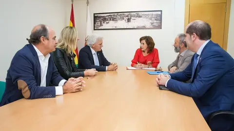 Reuni&oacute;n entre la consejera de Empleo y Pol&iacute;ticas Sociales del Gobierno de Cantabria, Ana Bel&eacute;n &Aacute;lvarez, y el presidente de la Asociaci&oacute;n de Empresarios de Hosteler&iacute;a de Cantabria, &Aacute;ngel Cuevas