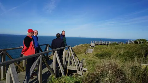 El concejal de Unidas por Santander, Miguel Saro, en la senda costera