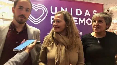 Los candidatos de Unidas Podemos Cantabria al Congreso de los Diputados Luis del Pi&ntilde;al y Leticia Mart&iacute;nez junto a Victoria Rosell, cabeza de lista de la formaci&oacute;n por Las Palmas