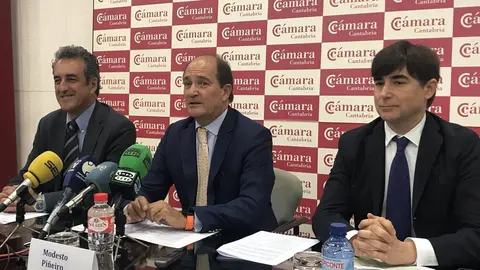 El consejero Francisco Mart&iacute;n, el presidente de la C&aacute;mara, Modesto Pi&ntilde;eiro, y el consejero delegado de Erzia y nuevo presidente del Cl&uacute;ster de la Industria de Defensa, Luis Garc&iacute;a