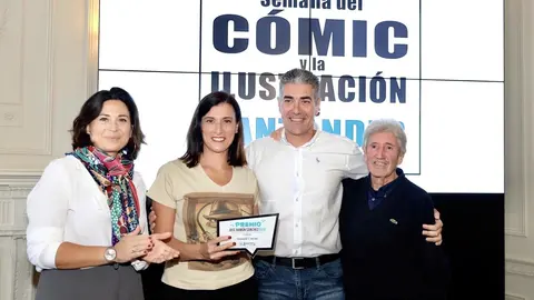 De izquierda a derecha: la concejal de Turismo de Santander, Miriam D&iacute;az; la alcaldesa, Gema Igual, y los dibujantes Enrique Vegas y Jos&eacute; Ram&oacute;n S&aacute;nchez