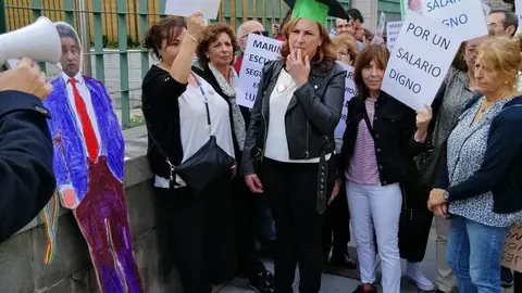 Concentraci&oacute;n de los centros educativos de Cantabria se concentran frente a la sede del Gobierno