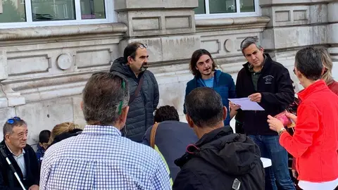 El vicepresidente del Gobeirno de Cantabria, Pablo Zuloaga, con miembros de la asociaci&oacute;n DCERCA