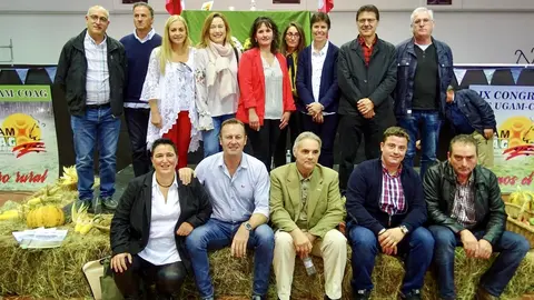 El reelegido como secretario general de UGAM-COAG en Cantabria, Gaspar Anabitarte (abajo en el centro), junto al consejero de Desarrollo Rural, Ganader&iacute;a, Pesca, Alimentaci&oacute;n y Medio Ambiente del Gobierno de Cantabria, Guillermo Blanco, entre otros