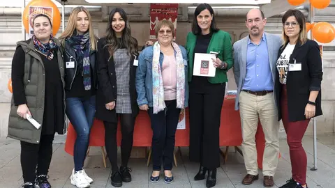 La alcaldesa de Santander, Gema Igual, ha acompa&ntilde;ado a los representantes de la Fundaci&oacute;n CADAH en la mesa informativa en la plaza del Ayuntamiento