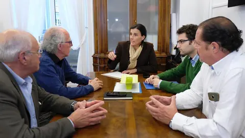 La alcaldesa de Santander, Gema Igual, y el concejal de Econom&iacute;a, Daniel Portilla, con la nueva directiva de la Casa de Europa en Cantabria