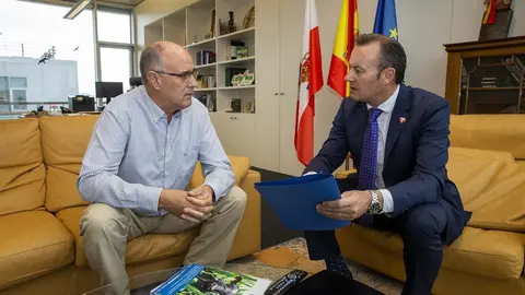 El presidente de la Red de Desarrollo Rural de Cantabria, Leoncio Carrascal (izda) y el consejero de Desarrollo Rural, Ganader&iacute;a, Pesca, Alimentaci&oacute;n y Medio Ambiente del Gobierno regional, Guillermo Blanco