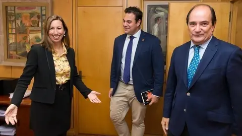 La consejera de Econom&iacute;a y Hacienda del Gobierno de Cantabria, Mar&iacute;a S&aacute;nchez (izda); el presidente de la C&aacute;mara de Comercio de Cantabria, Modesto Pi&ntilde;eiro (derecha) y el director general de la C&aacute;mara, Jes&uacute;s Tortosa del Valle (centro)