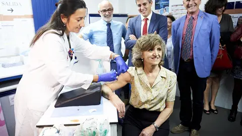 Una trabajadora del Centro de Salud del barrio de Cazo&ntilde;a vacuna a la  la ministra de Sanidad, Consumo y Binestar Social en funciones, Mar&iacute;a Luisa Carcedo de la gripe, tras el acto de presentaci&oacute;n de la campa&ntilde;a de vacunaci&oacute;n contra la gripe, en Santander /