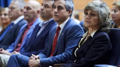 La ministra de Sanidad, Consumo y Binestar Social en funciones, Mar&iacute;a Luisa Carcedo y el vicepresidente del Gobierno de Cantabria, Pablo Zuloaga, en el acto de presentaci&oacute;n de la campa&ntilde;a de vacunaci&oacute;n contra la gripe, en Santander /Cantabria (Espa&ntilde;a), a 2