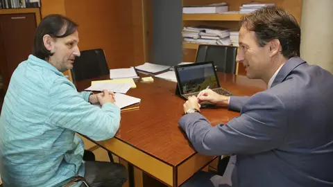 El consejero de Obras P&uacute;blicas, Ordenaci&oacute;n del Territorio y Urbanismo, Jos&eacute; Luis Gochicoa, se re&uacute;ne con el alcalde de Miera, Tarsicio G&oacute;mez