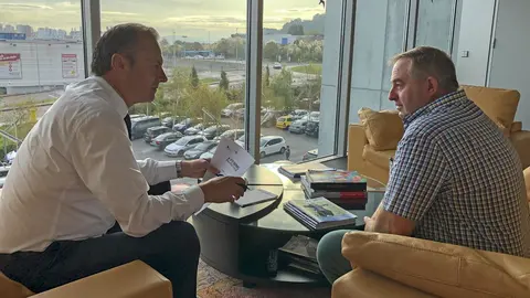 El consejero de Desarrollo Rural, Ganader&iacute;a, Pesca, Alimentaci&oacute;n y Medio Ambiente, Guillermo Blanco, recibe al alcalde de Luena, Jos&eacute; &Aacute;ngel Ruiz