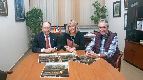 El presidente de Funcantabria, la alcaldesa y el concejal de Obras en la presentaci&oacute;n de la actividad 'Una melod&iacute;a al recuerdo'