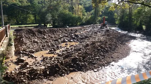 Trabajos de recuperaci&oacute;n del R&iacute;o Bayones, en Ucieda