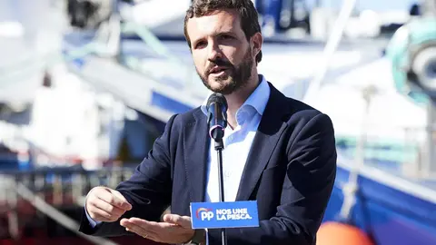 El presidente del Partido Popular, Pablo Casado, ofrece declaraciones a los medios de comunicaci&oacute;n, en el puerto de Santo&ntilde;a (Cantabria), a 10 de octubre de 2019.