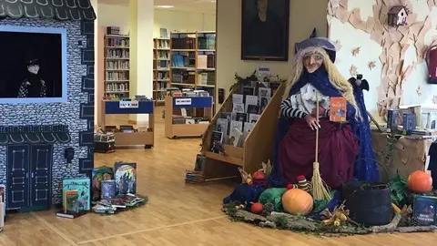 Biblioteca municipal de Suances decorada para las actividades por la Noche de los Difuntos