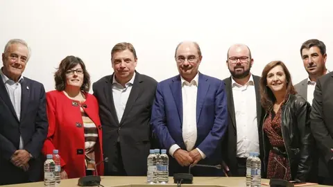 Luis Planas y Javier Lamb&aacute;n con otros miembros y cargos p&uacute;blicos del PSOE.